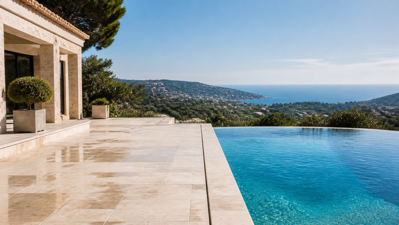 Terrasse en pierre et piscine d’une villa